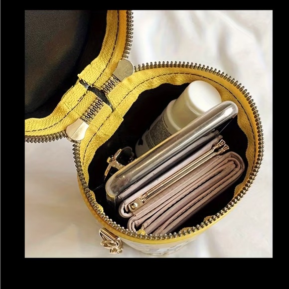 Yellow Popcorn Bucket Women’s Crossbody Bag with Gold Chain Strap NWOT - Picture 7 of 9